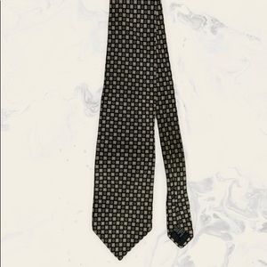 Beautiful, Italian silk tie that makes you look elegant and the design is great!